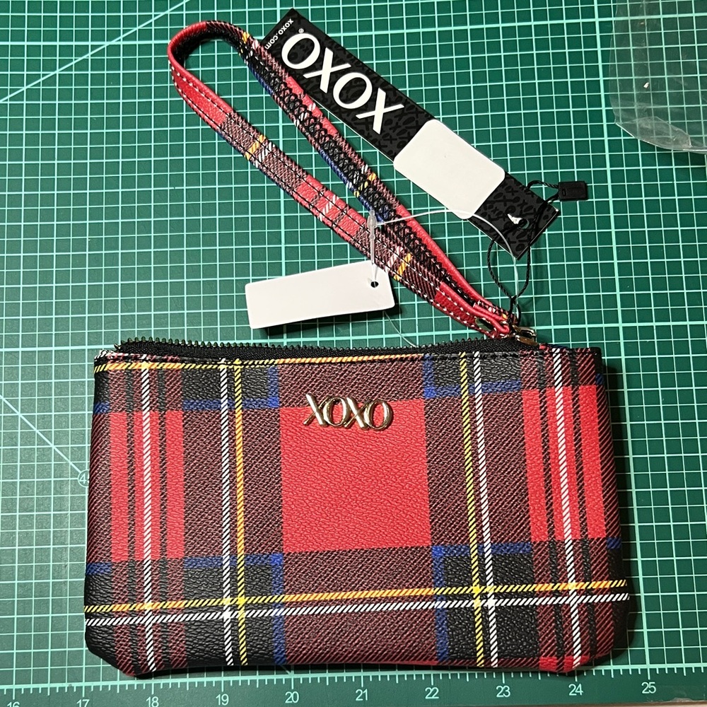 ❤️XOXO Red and Black Plaid Wristlet